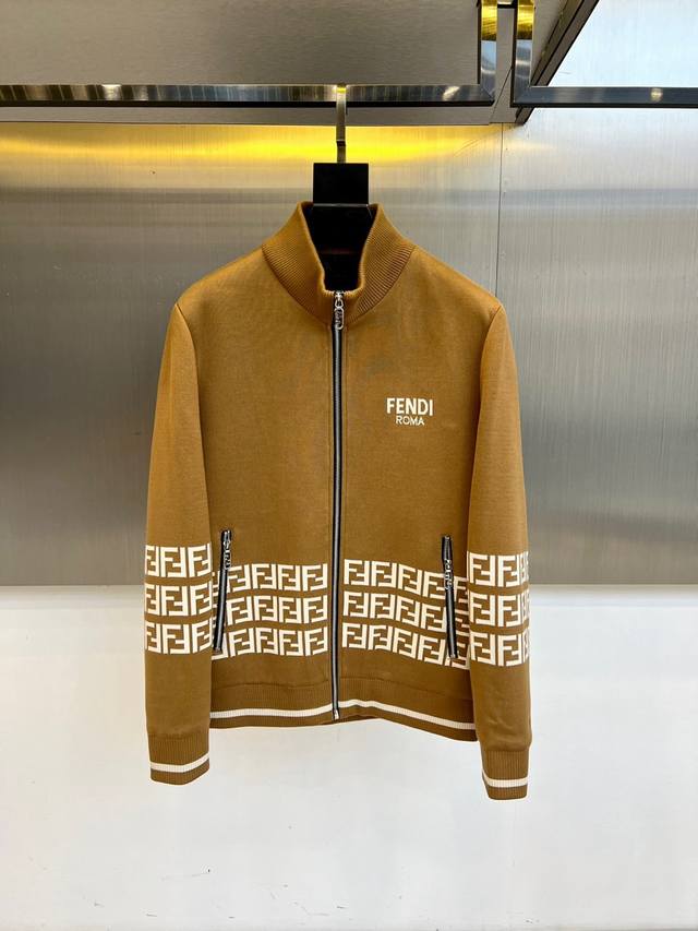Fend芬迪、25S夹克外套，这款夹克以立体剪裁勾勒利落轮廓，左胸白色 Fendi Roma 徽标镌刻品牌基因，袖身与下摆铺陈标志性Ff提花图案，如暗码般诉说百