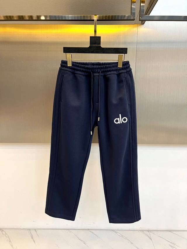 Alo、25S秋冬新款休闲运动卫裤，一件百搭卫裤，简约又有腔调 整条休闲裤的设计风格简洁时尚，中克重棉质加厚运动裤，面料也很重磅100%纯棉成分的，厚度适中触感