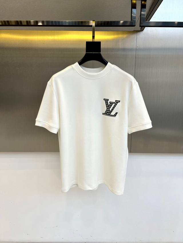 Lv、25S秋冬新品空气层中袖体恤。选用 克重兰精天丝柔感空气棉，结合绿色环保再生纤维，氨纶的混纺，通过结构设计，采用内、中、外面料结构，使面料内部形成空气夹层