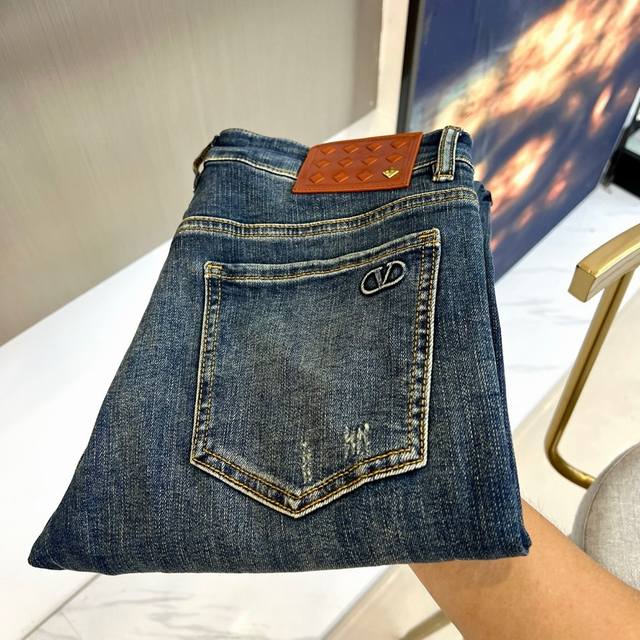 华伦天奴、25S秋冬新品牛仔裤，男装每季必推出的类型单品，风格方面大体无异，无非在于细节元素和面料的微妙变化，极简优雅的设计基调，通体的辅料皆为客供，镌刻的字母