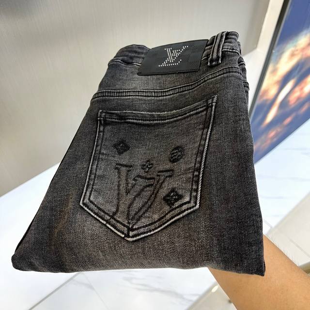 Lv、2025早秋新款修身剪裁男士老花牛仔裤，采用超柔超长绒棉面料精纺制成，融入弹力纤维，优选高支长绒精棉，纯绿色无污染的棉花，手感舒适超柔软有弹力，上身没有束