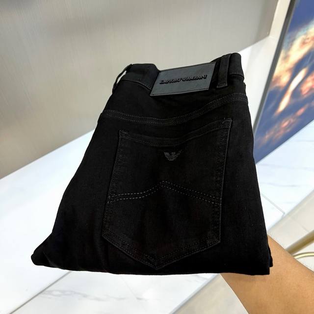 Arm阿玛尼、2025秋冬新款修身剪裁男士牛仔裤，超高性价比的一款黑牛，采用长绒棉面料精纺制成，融入弹力纤维，优选高支长绒精棉，纯绿色无污染的棉花，手感舒适微微