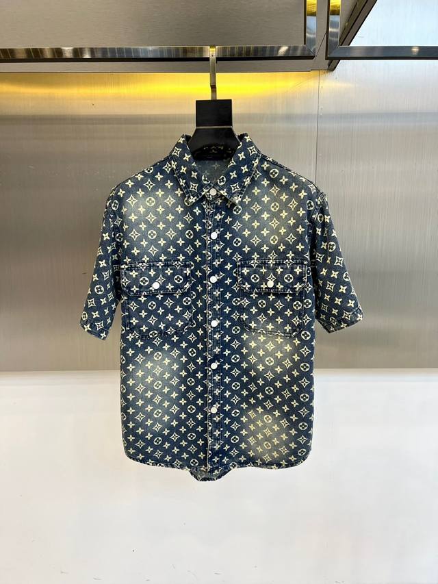 Lv、2025、夏季牛仔短袖翻领外套、定制洗水牛仔面料、绝佳版型、内搭白色短袖T恤、非常的干练、在单调的夏季、给到您不一样的穿搭体验、尺码48-56 模特173