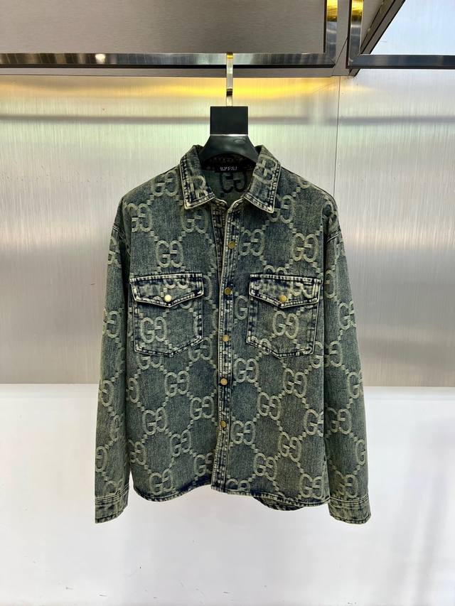 Gucci、2025早秋新品男装牛仔外套，进口Yb面料，质感挺阔，手感顺滑，采用顺滑质感构筑雅致运动廓形，纹理的像素效果印花重塑经典图案，标牌标识，深浅撞色马赛