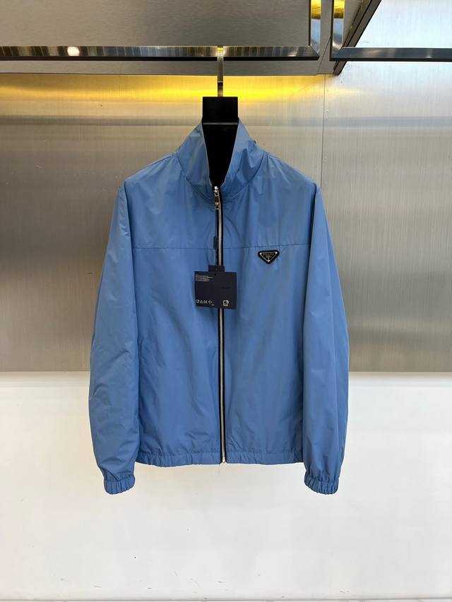 普拉达、2025早秋新品立领款双面款夹克外套。男士Re-Nylon 再生尼龙夹克外套，选用科技创新织物邂逅定制廓形与工艺，造就崇尚矛盾对立的服饰系列，。这款夹克