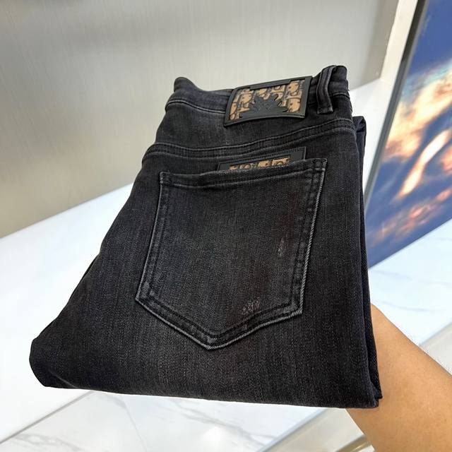 Dio迪奥、25Fw早秋秋冬新品发售男士牛仔裤，以工艺和面料为主导的一款休闲裤，通体的辅料和面料皆为意大利原版定制而成，面料之属性及规格颠覆常规，用料相当奢华考