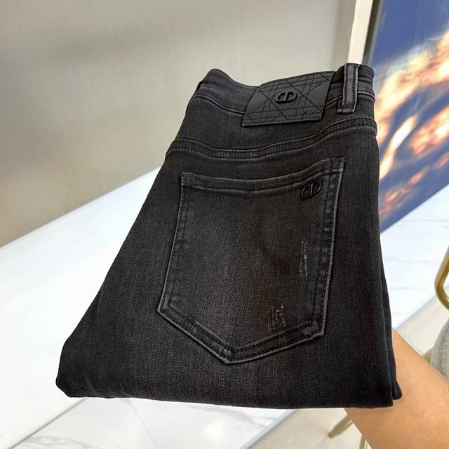 Dio迪奥、25Fw早秋秋冬新品发售男士牛仔裤，以工艺和面料为主导的一款休闲裤，通体的辅料和面料皆为意大利原版定制而成，面料之属性及规格颠覆常规，用料相当奢华考