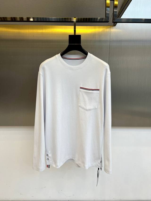 Thom Browne 汤姆布朗、 高品质 25S秋冬男士 帽衫运动衫。 经典红白黑条纹：左胸口袋边缘、领口内侧及袖口处饰以品牌标志性红黑条纹，简约中彰显细节