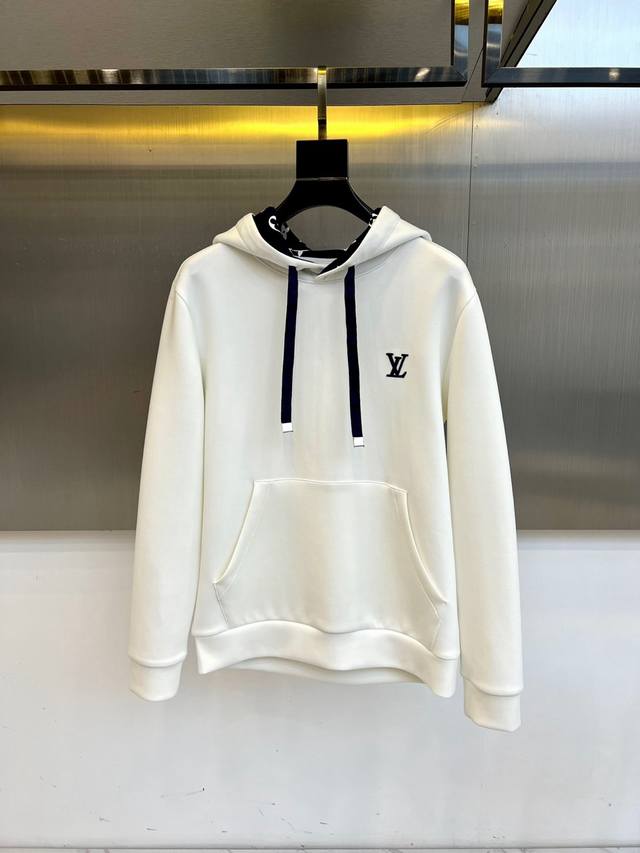 Lv、25Aw秋季新款复合空气棉连帽休闲套头卫衣，选用客供进口空气棉材质，以新型复合高水准纺织技术编织，打造出一种空气层针织面料，这在市面上可极为少见，手感丝滑