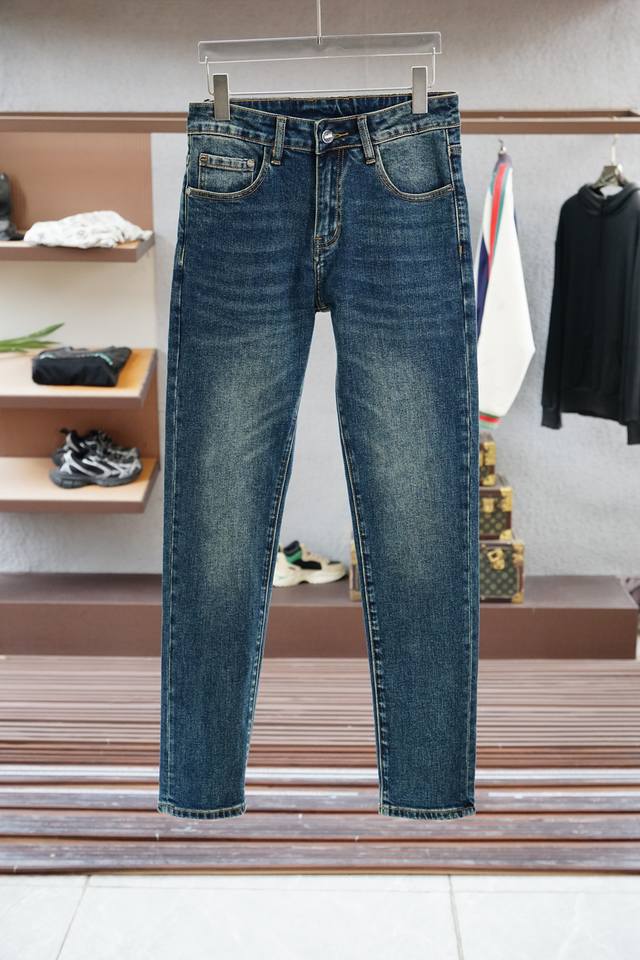 Fendi 芬迪 2025秋冬最新品，专柜同步有售，时尚休闲裤，进口原版面料，做工极为复杂，唯一可以做代购级别的渠道狠货，经典刺绣Logo，原版五金辅料装饰，档