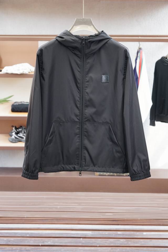 双面外套， 1.1高版本，产品简介 Lv 路易威登 Monogram 印花防风夹克 高支数紧密编织结构阻挡冷风渗透，表面附加防泼水涂层，抗撕裂性优异。聚酯纤维内
