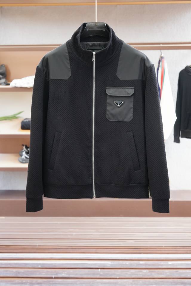 Prada 普拉达 25秋冬新款P家外套，男士涂珐琅三角徽标点缀翻领棒球服。上海恒隆柜台订单，官网同步发售！Pr*Da臻品推荐，春夏秋三季通勤款式。非常经典的飞