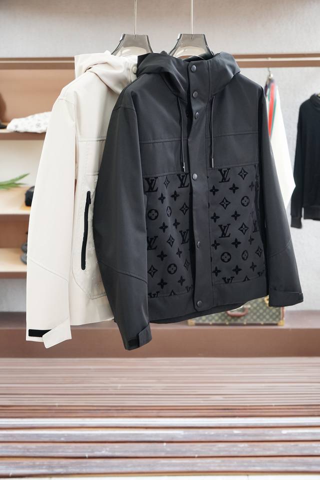 Lv-Louisvuitton 路易威登 2025Ss早春新品 暗纹提花连帽夹克。客供五金装饰辅料，面料采用了双层棉质复合面料指的是由两层棉质面料通过特殊工艺复