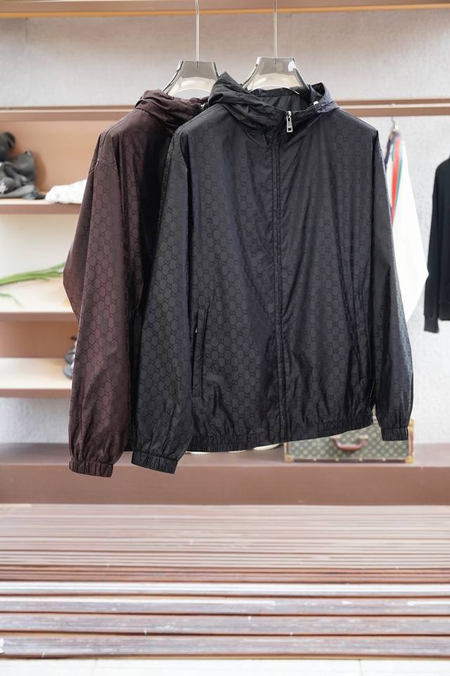 Gucci古奇-2025Ss早秋新品 暗纹提花连帽夹克。客供五金装饰辅料，面料采用了双层聚酯纤维复合面料指的是特殊工艺复合而成的一种面料。这种面料结合棉舒适性和