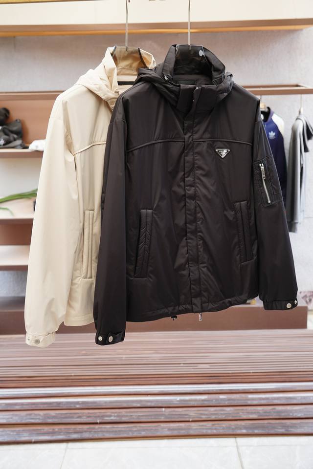 Prada普拉达-2025 New 秋冬季新品# Gu**I Fall Winter系列双色上午休闲夹克，拼接疏水涂层面料，柔软电脑印花里布打造低调奢华感与舒适