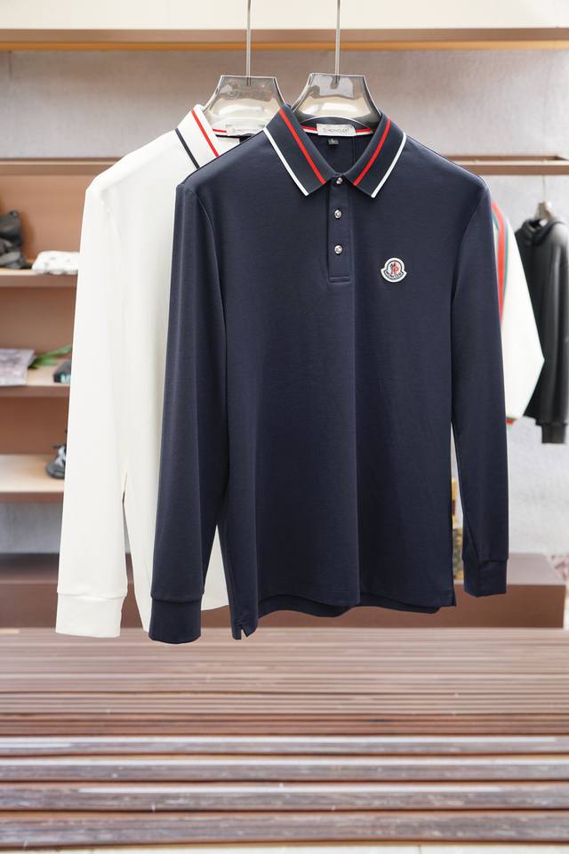 蒙口- 2025秋冬系列新品 男士标识长袖Polo衫延续经典彩条点缀 商务休闲翻领Polo恤.该款Polo衫采用丝光双面棉质珠地面料制成，隽永设计可跨越时尚潮流