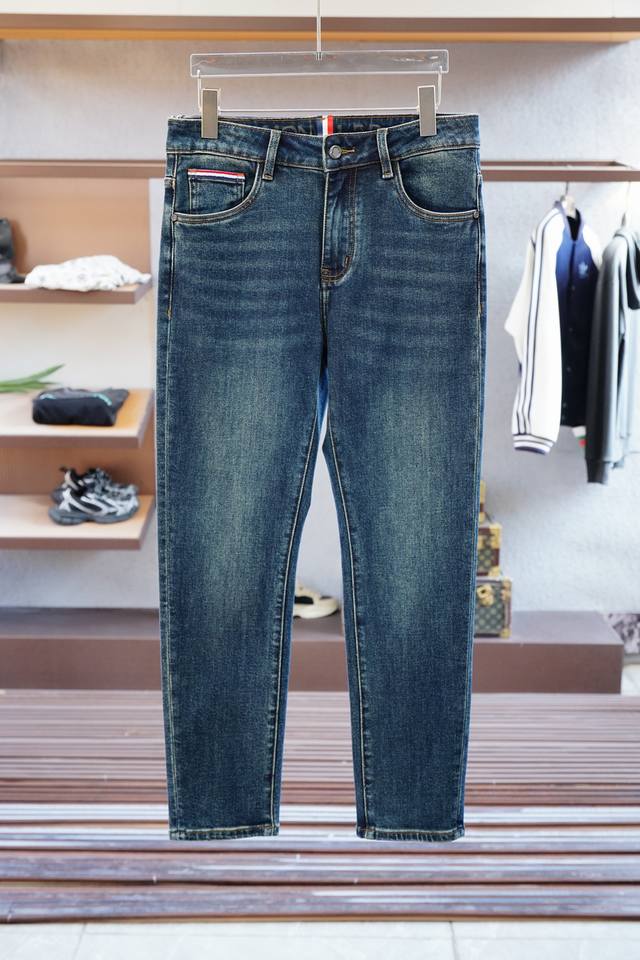 蒙口 Moncler 新款来袭2550早秋新款新款休闲裤牛仔裤，高端定制系列。进口高密度纯棉加沙洗工艺舒适柔软亲肤，笔挺不易起皱，简单明了，超级百搭上身效果超级