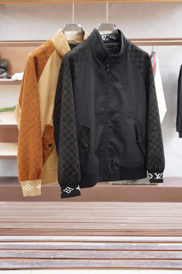 Lv 路易威登 2025秋季夹克外套！今年的专柜新品帅酷爆款外套。时尚都市百搭款，今年必定超火爆款，特供面料都是英国进口的聚酯纤维纤维面料，淡淡光泽，质感独特，