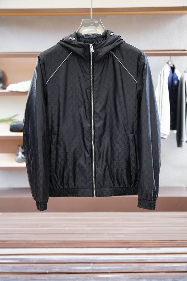 Gucci-古奇 2025秋季夹克外套！今年的专柜新品，男士超软提花面料帅酷爆款 外套。时尚都市百搭款，上身透气而且时尚靓丽。特供面料都是英国进口的聚酯纤维纤维
