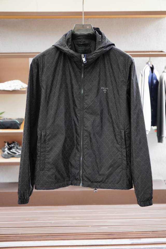 Prada-普拉达-25春夏新款Pr*Da金属三角标识小连帽夹克防晒衣，男士工装双口袋轻质尼龙外套。上海恒隆柜台订单，官网同步发售。简洁的金属按扣开合，小立领设