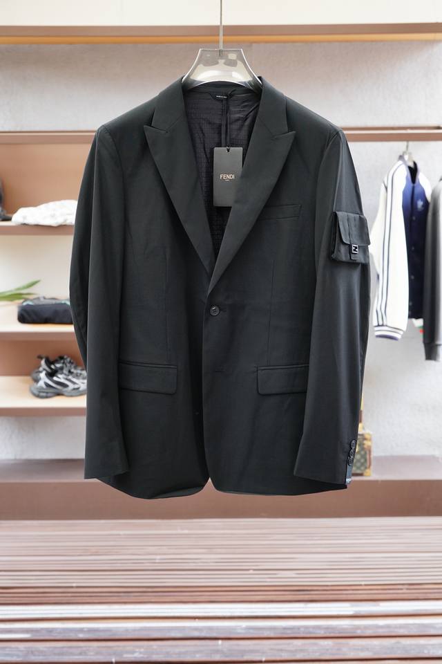Fendi 芬迪 25Ss秋冬两粒西装西服，精致点缀，做工极其精湛，走线细密匀称，无多余线头，内里全包边，定制进口锦纶纤维混纺面料，修身有型的高品质时装,无论是