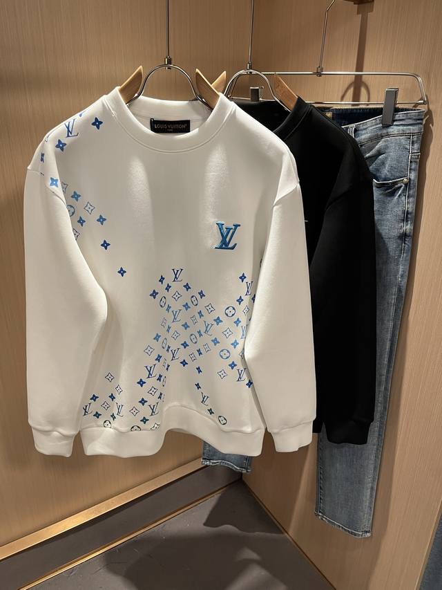 Louisvuitt*路易*登 2025秋冬全新系列单品上线，非常时髦前卫的一款男女同款长袖卫衣，胸前标识Logo刺绣图案设计！区别于以往的不同，宣示品牌传承多