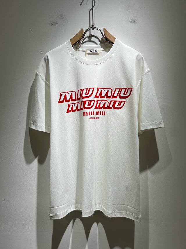 Miumiu 谬谬2025春夏新款男女同款短袖T恤，品牌最新设计元素！既不单调也不复杂,恰到好处的展现品味！客供顶级压绒Logo设计！舒适吸汗透气根本不在话下,