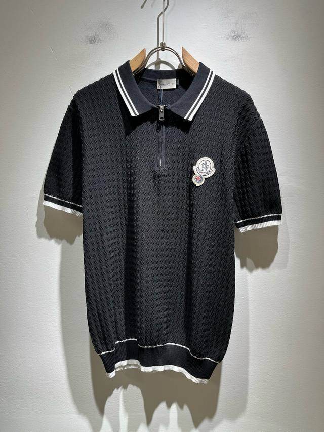 Moncler蒙家 2025春夏最新的贸易订单针织短袖T恤，全品相！！网红款！工艺采用胸前徽章设计！上身舒适透气，不僵硬，整体有着丰富的立体感，品质出口订单，胸