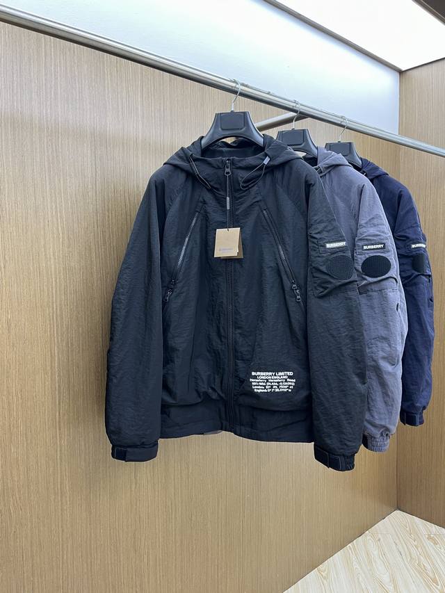 秋冬 Bbr 2540Ss早秋新款发布 巴宝莉连帽夹克外套，秋季爆款夹薄棉夹克，字母Logo刺绣款穿上就是舒适自在又显瘦的存在，慵懒而随性，Fsh结合干净简单的