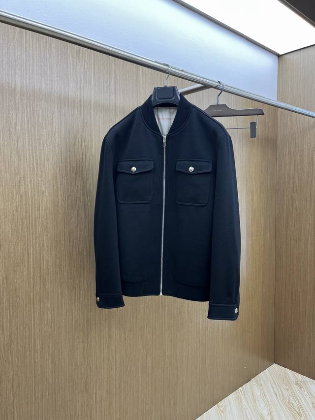 秋冬 Lp 秋冬新品棒球服外套夹克！独家定制面料，简单大方 干净利落剪裁 ，手感软糯干爽，上身效果挺括有型。立体裁剪工艺，版型上都是高标准，Fsh恰当好处的廓型