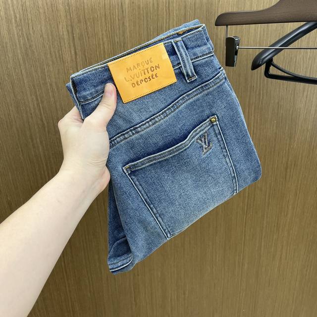 秋冬 Lv 高端定制品质 25Ss秋冬最新款原单牛仔裤 柜台同步发售 原版定制复刻 客供五金辅料 原单品质 进口牛仔面料重工洗水 做工走线精细 上身绝佳，优选单