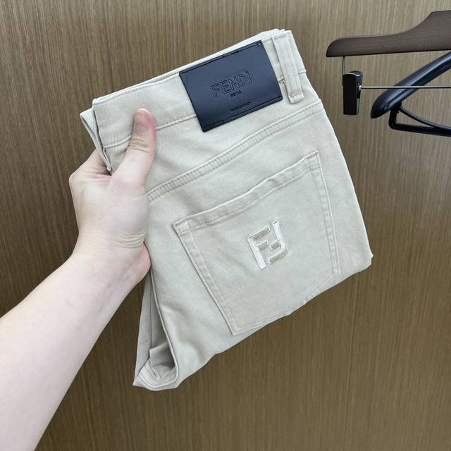 秋冬 Fd高端定制品质 25Ss秋冬最新款原单牛仔裤 柜台同步发售 原版定制复刻 客供五金辅料 原单品质 进口牛仔面料重工洗水 做工走线精细 上身绝佳，优选单品