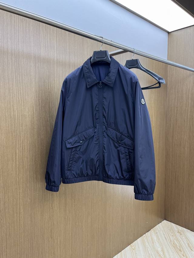 秋冬 Mon 秋冬上新Moner奔驰联名款立领夹克 进口面料 定制五金 Fjj细节满满 简约时尚 适配商务、休闲等多种场合 官网同步 码数：48-56