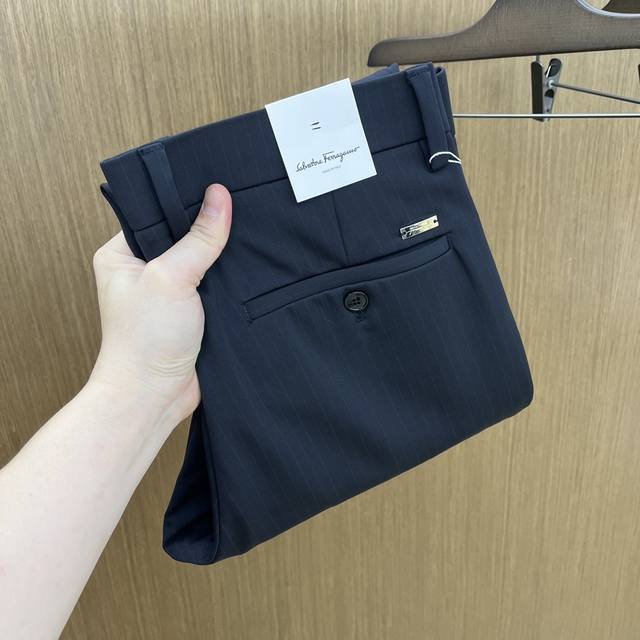 秋冬 Fg2540Ss秋冬新品，官网同步有售，男士高端商务休闲西裤，高端进口面料，带弹力，后面采用硅胶字母压胶，五搭配，即经典又时尚，合体裁缝，上身效果无约束感