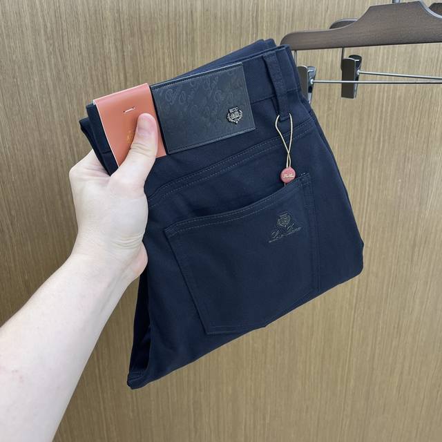 秋冬 Lp2540Ss秋冬新品，官网同步有售，男士高端商务休闲西裤，高端进口面料，带弹力，后面采用硅胶字母压胶，五搭配，即经典又时尚，合体裁缝，上身效果无约束感
