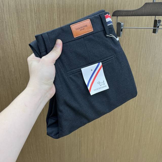 秋冬 Tb 2540Ss秋冬新品，官网同步有售，男士高端商务休闲西裤，高端进口面料，带弹力，后面采用硅胶字母压胶，五搭配，即经典又时尚，合体裁缝，上身效果无约束