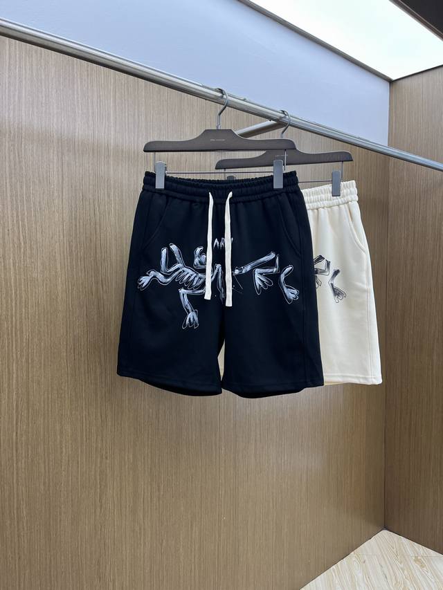 Arc 独家首发 2025夏季新款男士休闲短裤，高级定制面料透气面料 透气弹力舒适度极高，细节无可挑剔，顶级辅料配备，原版Logo设计理念，手感细腻柔软！Fxz