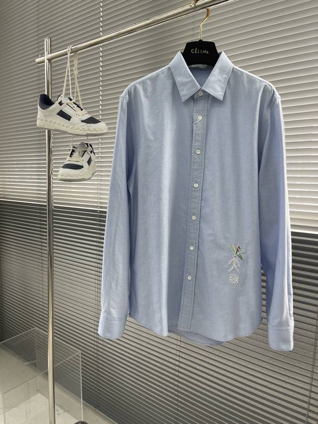 Loew 刺绣撞色Logo牛津纺衬衫。 明扣百搭款，订织牛津纺全棉面料，珍珠母贝壳扣，面料质感很好。 尺码:S-Xxl。 尺码38 39 40 41 42 肩宽