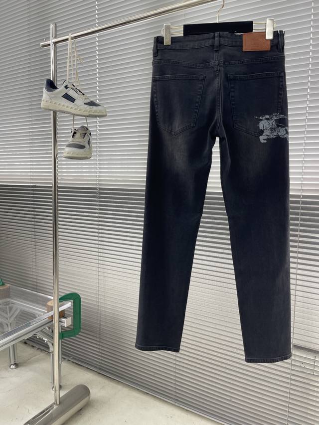 Bbr家 25Fw新款牛仔裤 高端品质 面料带弹力 黑灰色系 时尚百搭 整体手感舒适柔软 骑士印花 开模定制原版五金 延续品牌时尚元素 码数:29-38 35、