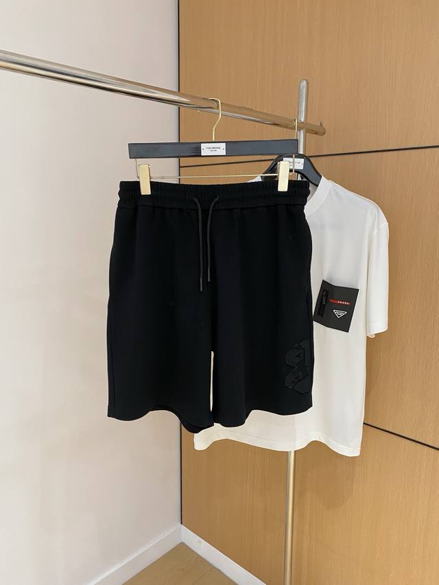 巴黎世家2025春夏新款休闲短裤！官网同步发售。定制品牌经典Logo，定制面料，舒适度极好，手触感强烈。辨识度极高，完美品相工艺。 尺码：M-2Xl