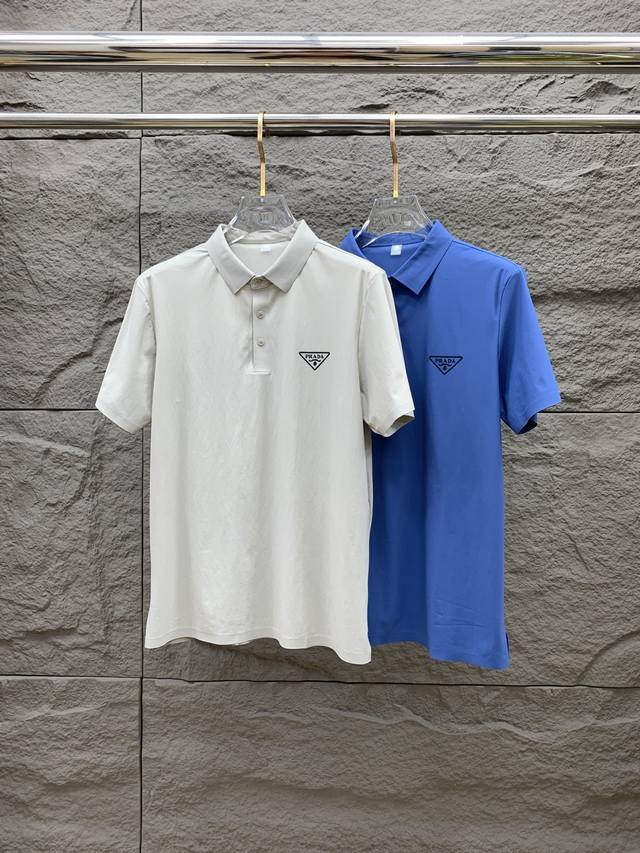 Ss普拉达纯棉最新面料经典标识图案Logo时尚简约潮流短袖，最顶级的品质专柜原单短袖，顶级制作工艺进口面料，专柜款独特设计，采用进口高端订制面料。官网在售！面料