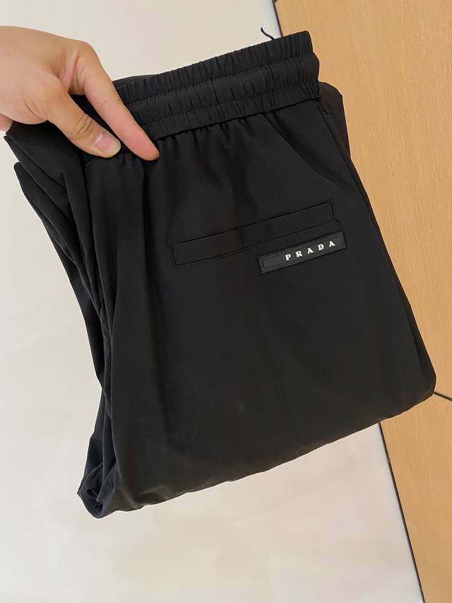 普拉达 2025Ss秋冬新品 男士精品休闲裤顶级面料休闲裤，最新款上身版型无敌正绝对可以闭眼收的一款此款裤子非常百搭，弹力腰围,日常上班户外运动都可以穿着，是时