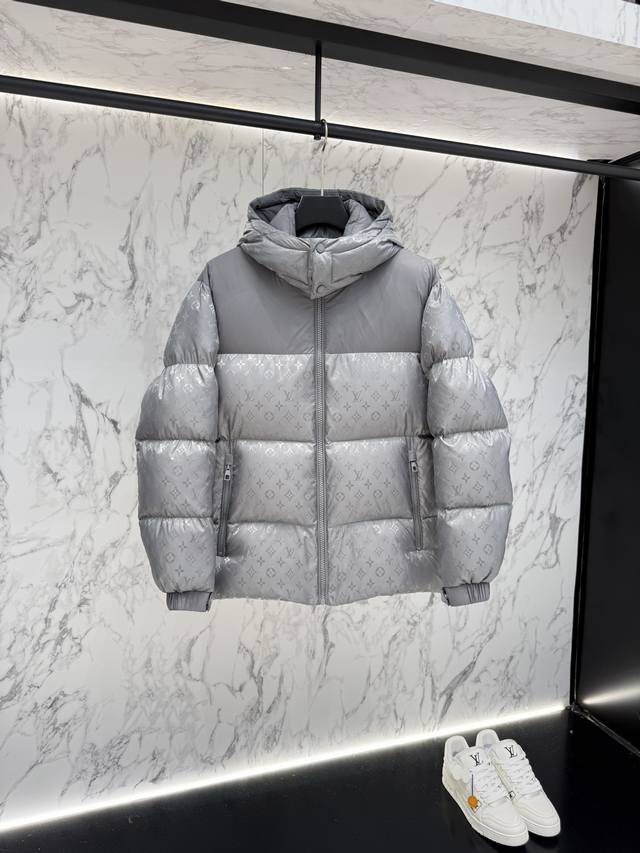 Lv 羽绒服2025最新款时尚设计师款羽绒外套.处处细节显工艺足够的高级 结构性剪裁的设计改变来展现男士多样的形象变化，修身利落、剪裁合体，满足时下正流行的多层