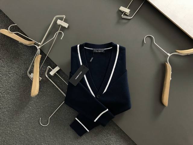 D&G*合身版型M-Xxxl 2025秋冬新款提花拼色融合针织开衫，精致工艺专柜面料，顶级元素融合打造，3标齐全，潮男时尚，无论是上身舒适度还是都是无可比拟的存
