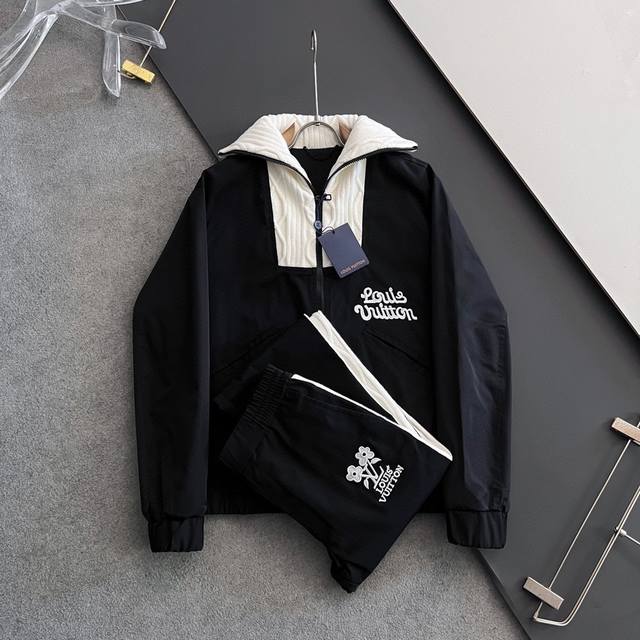 上衣 裤子 1V秋冬新品 Tyler 联名款 针织绞花高领拼接夹克，本款束腰夹克取材斜纹锦纶，标识刺绣和大号Blooming 1V标识刺绣分饰前后。饰以由高领绞