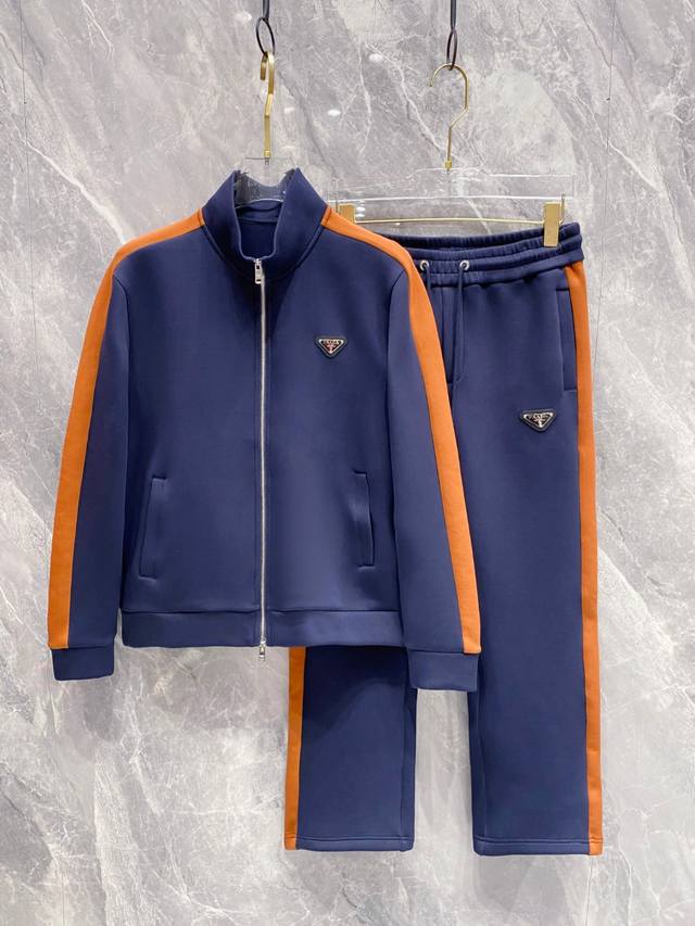 专柜 Prad.. 普拉.. 一套销售超级大爆款 2025早秋新品休闲套装！明星最爱时装味休闲套装 简单大方 经典三角标Logo工艺！干净利落剪裁 都市风十足