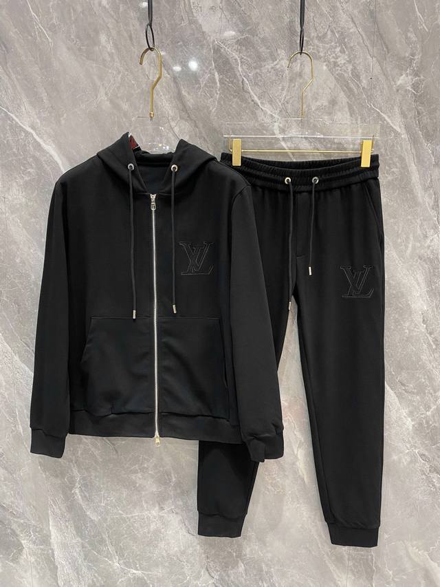 Lv 2025早秋新款套装 高品质，顶级版本贸易公司渠道订单，海外精品独家限定发售，经典即永恒，入手绝对值的！这种类型的套装也是懒人必备的一套，不用想怎么搭配，