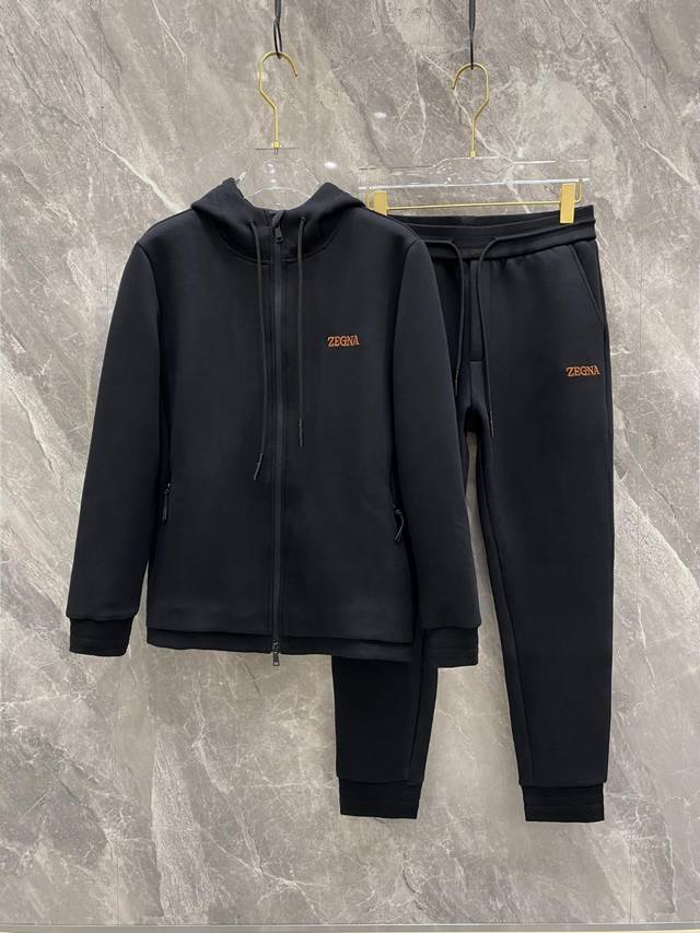 专柜 Zegna... 加绒套装！ 顶级版本 2025秋冬新品休闲套装！明星最爱时装味休闲套装 简单大方 年度最火品牌之一 干净利落剪裁 都市风十足 可供独家顶