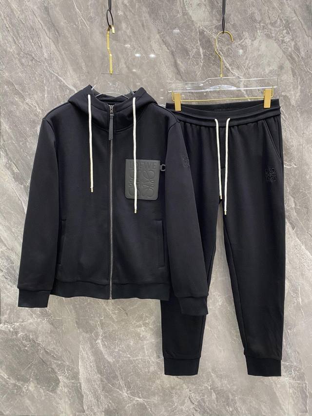 专柜 Loewe... 加绒套装货 2025秋冬新品休闲套装！明星最爱时装味休闲套装 简单大方 专柜定制皮牌 刺绣Logo设计 工艺设计！干净利落剪裁 都市风十