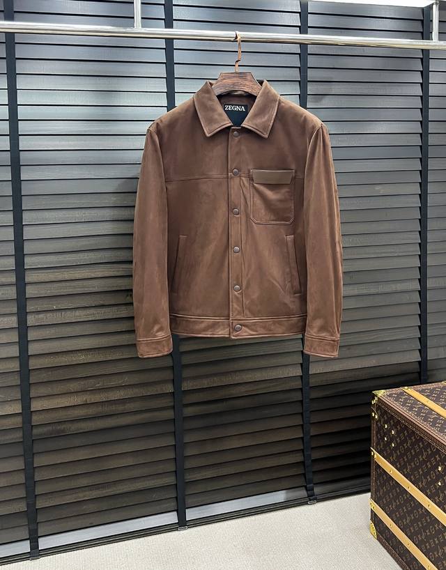 羽C-48 Zegna 杰尼亚 25秋冬时尚翻领麋鹿皮轻薄羽绒夹克 内冲80G-90白鸭绒，轻薄有型，上身不臃肿，前左拼接小羊皮立体字母口袋，颇具意大利典型风格